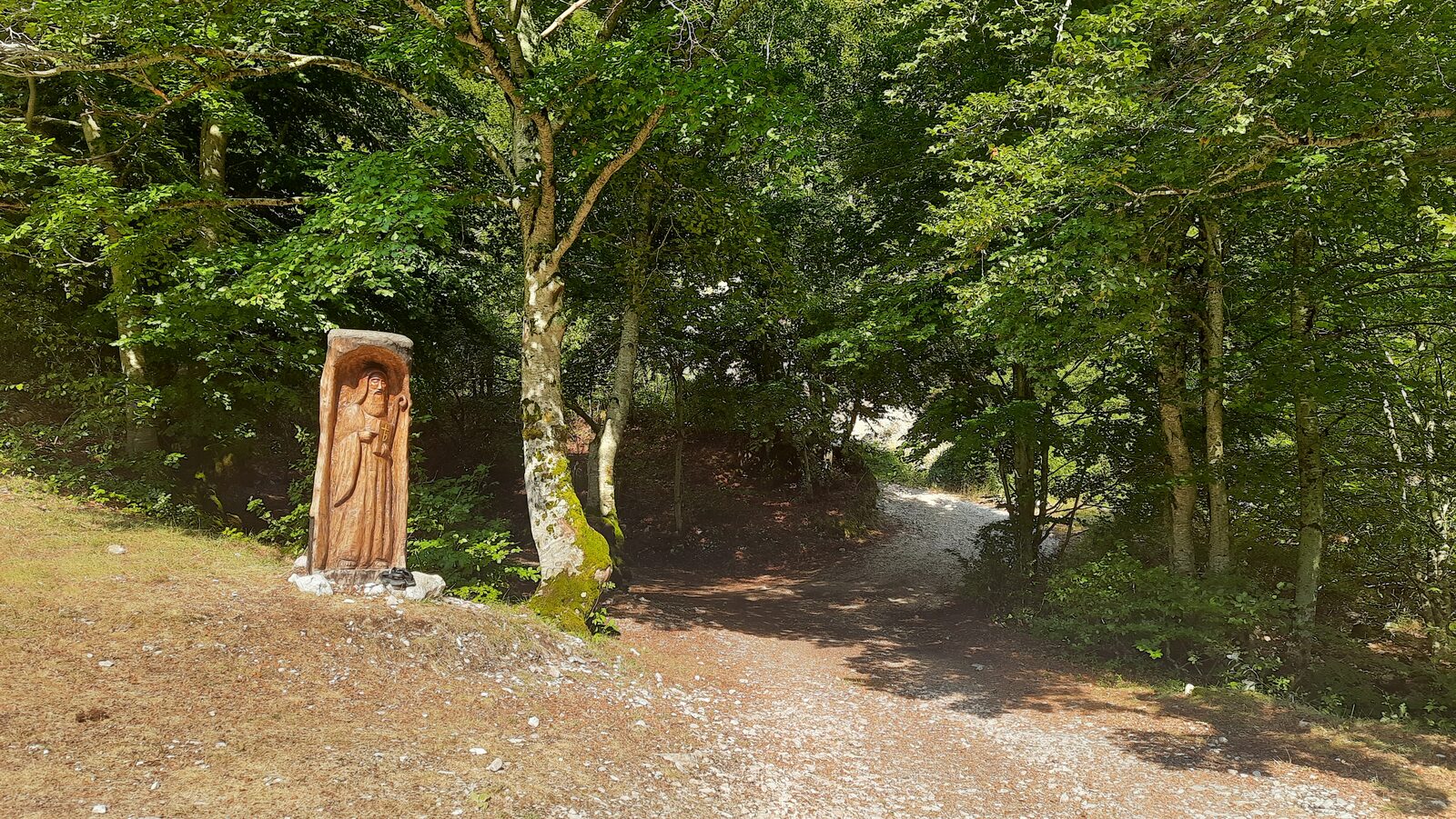 La statua all'ingresso del bosco