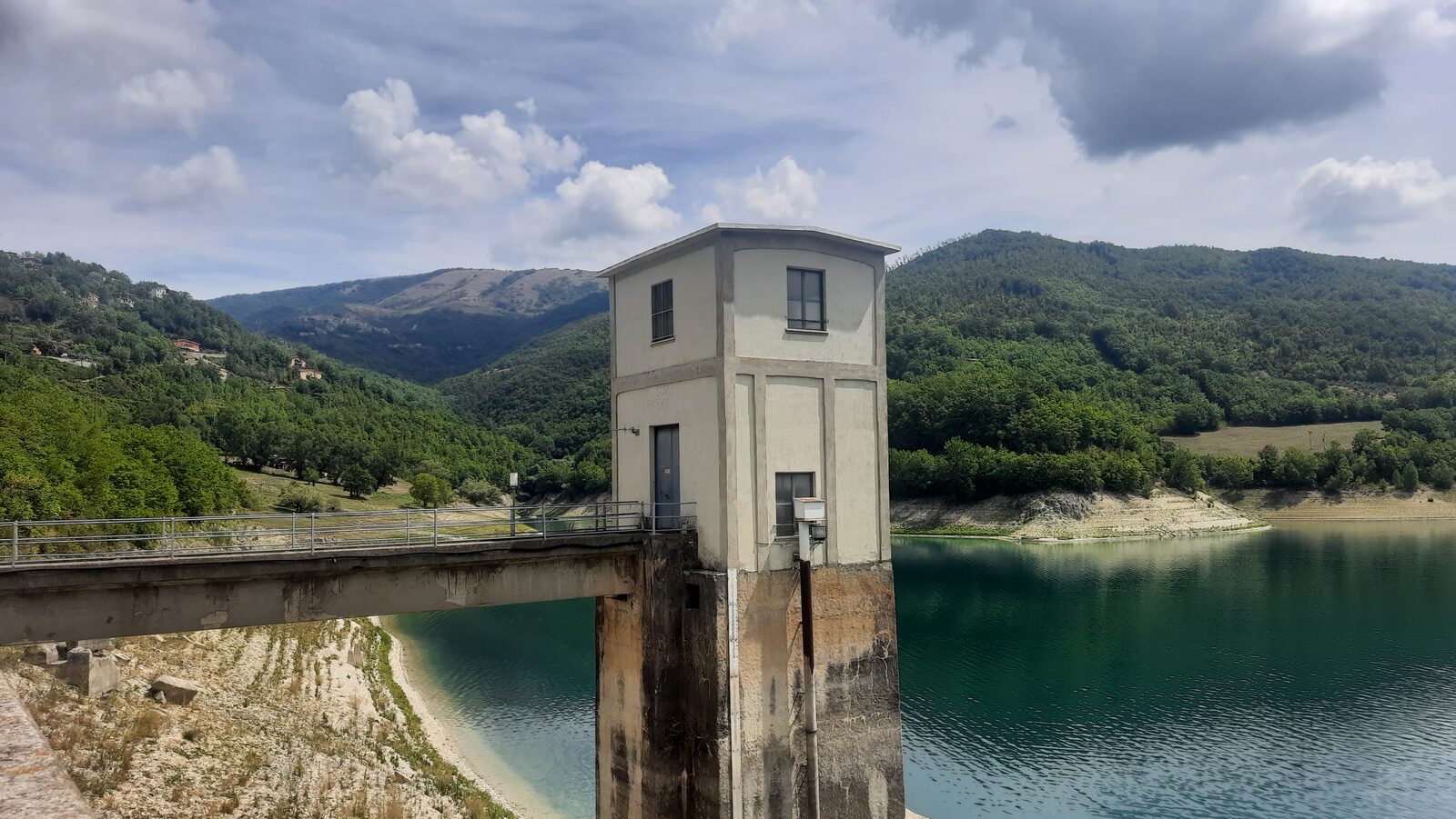 Vista dalla diga del lago di Turano