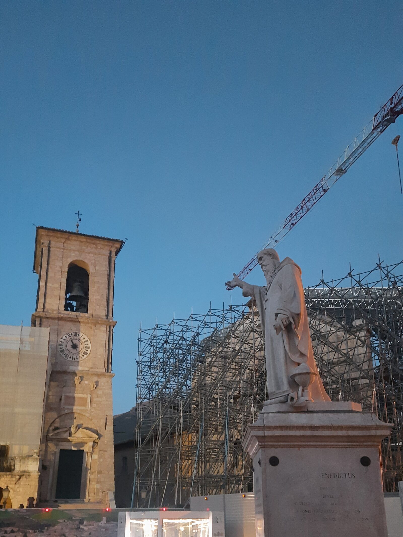 La Statua di San Benedetto davanti alla rovina
