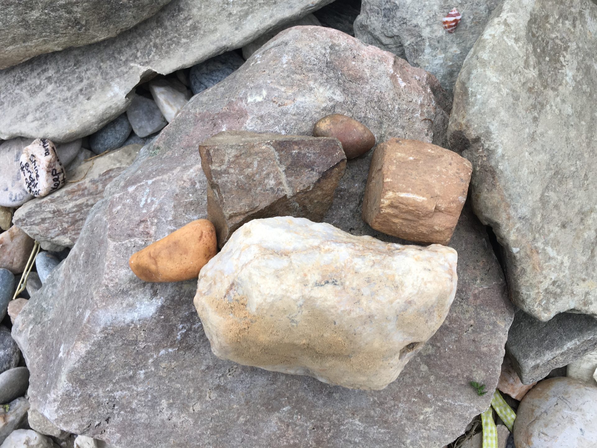 Un cumulo di pietre inutilmente pesanti